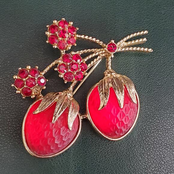 VTG Sarah Coventry Strawberry Festival Rhinestone Brooch 1966 Glass Fruit READ‎ - Picture 1 of 8